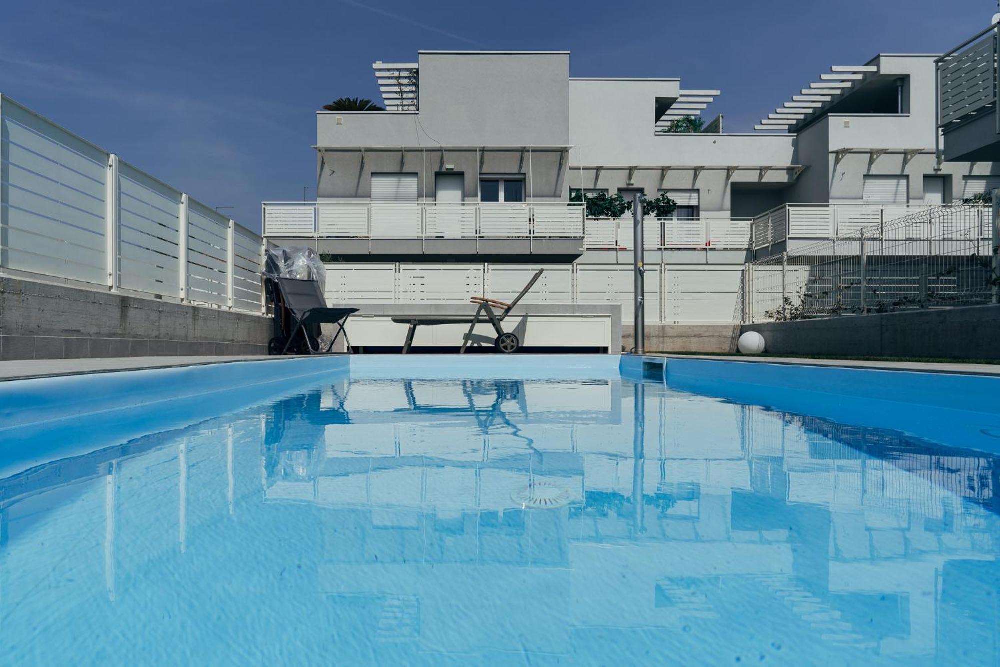 The Prince - Luxury Apartments With Pool 佩斯基耶拉德加达 外观 照片