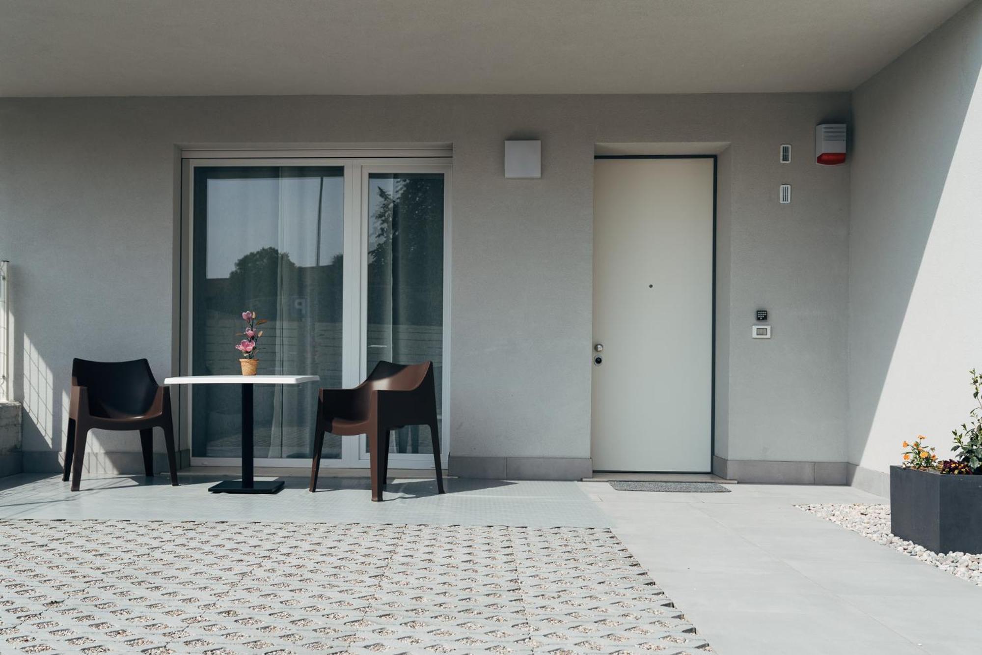 The Prince - Luxury Apartments With Pool 佩斯基耶拉德加达 外观 照片