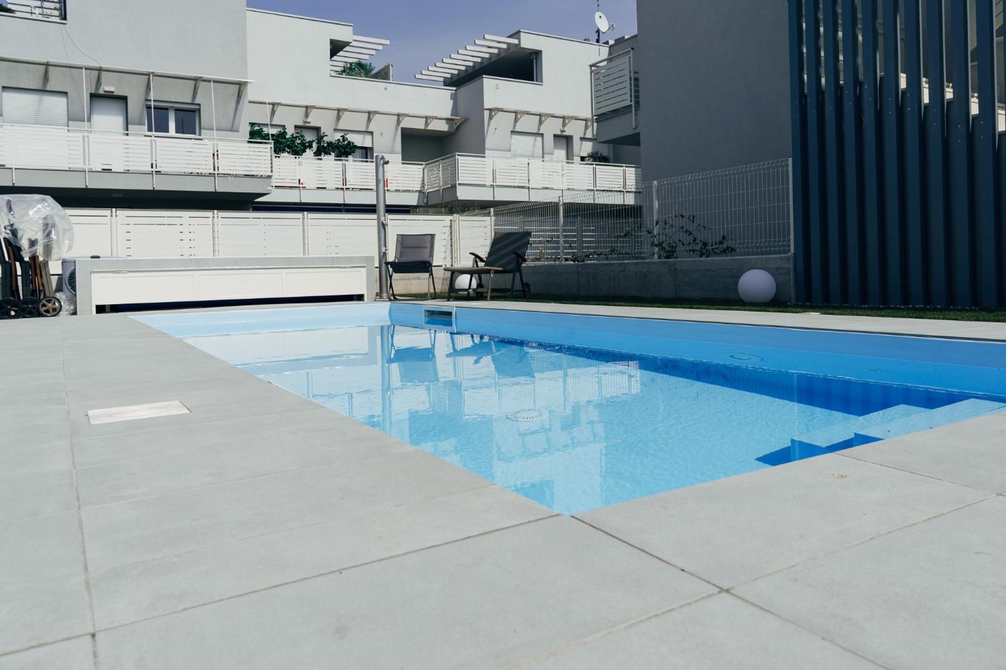 The Prince - Luxury Apartments With Pool 佩斯基耶拉德加达 外观 照片