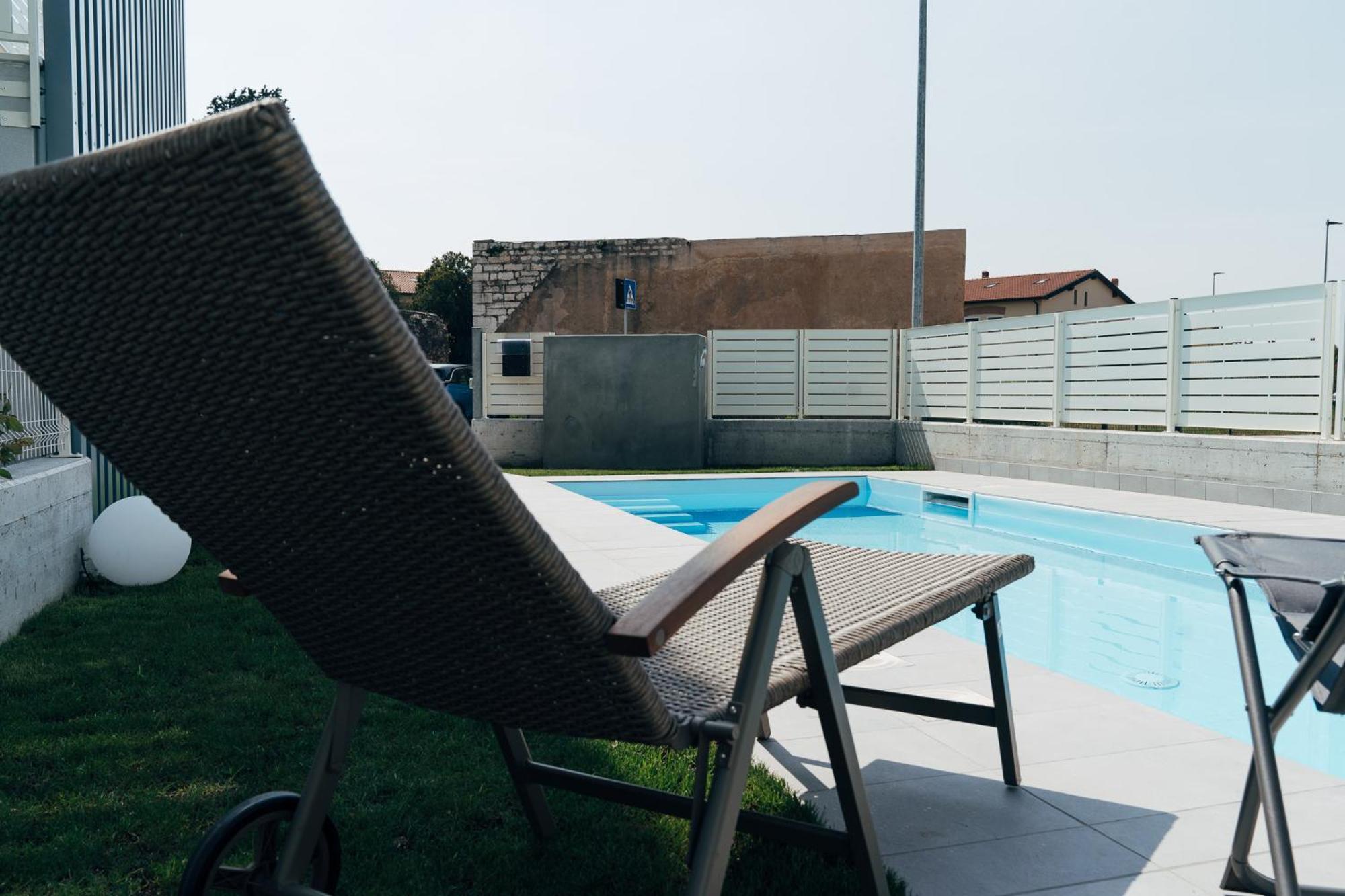 The Prince - Luxury Apartments With Pool 佩斯基耶拉德加达 外观 照片
